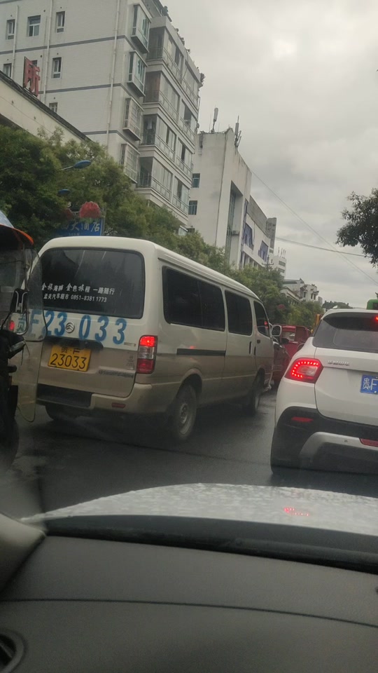 黔西大转盘红灯怎么过