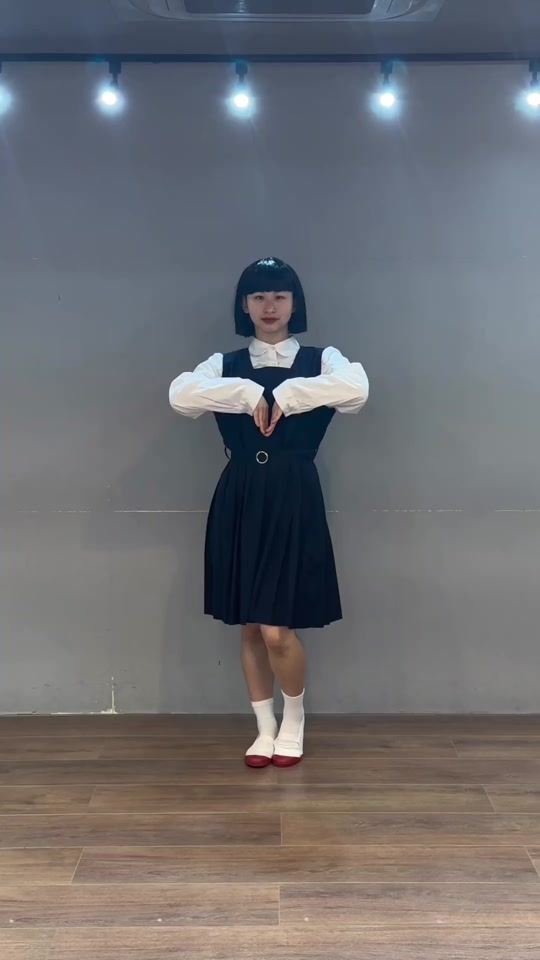 上热门抖音小助手           #短发女生            #跳舞使我