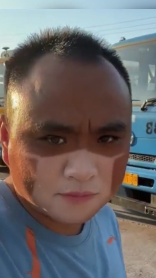 大车教练脸上被晒出口罩印