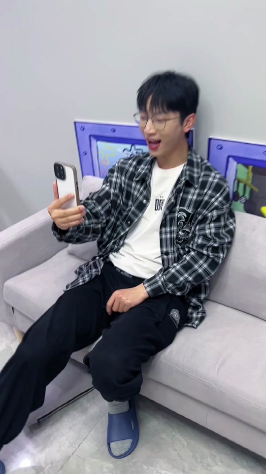 李海棠姐姐路人视角_李海棠看帅哥_演员李海棠 - 抖音