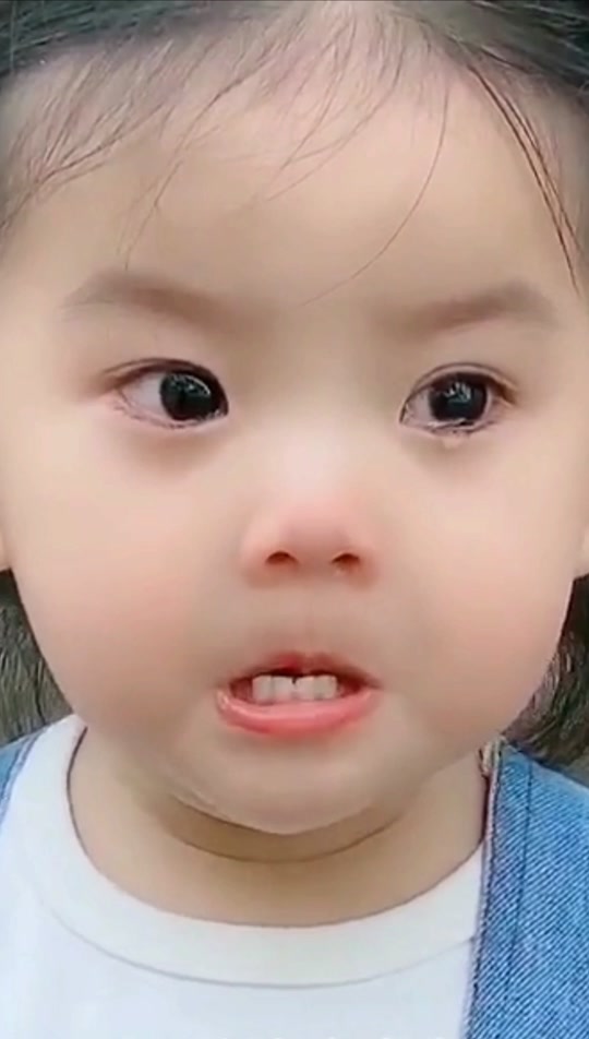 瞪大眼睛小女孩表情包原版_瞪大眼睛的小女孩表情包_小眼瞪大眼表情包