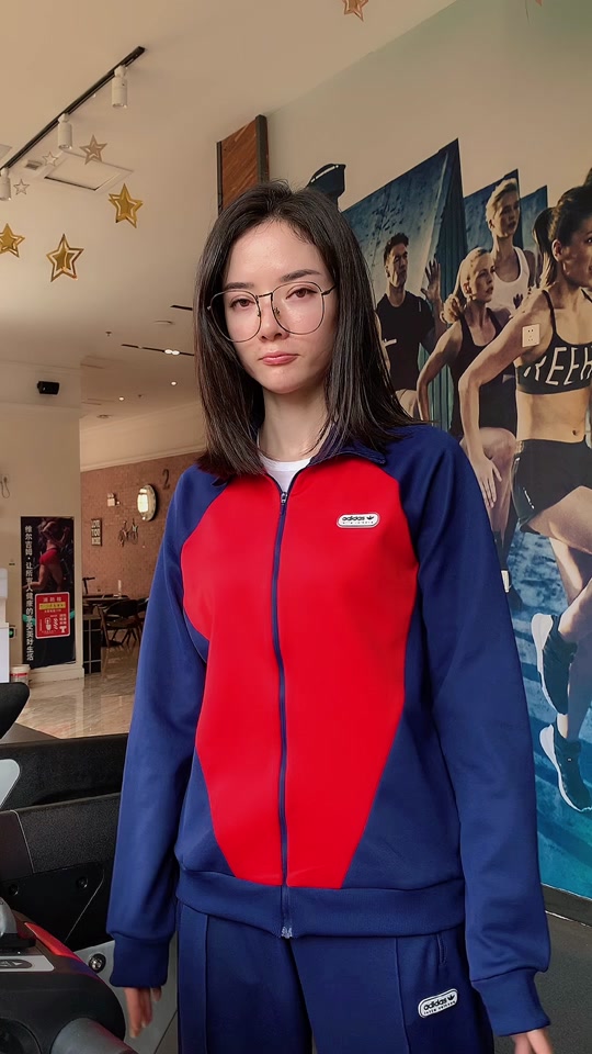 黄公子服装代言模特_黄公子服饰里的健身美女