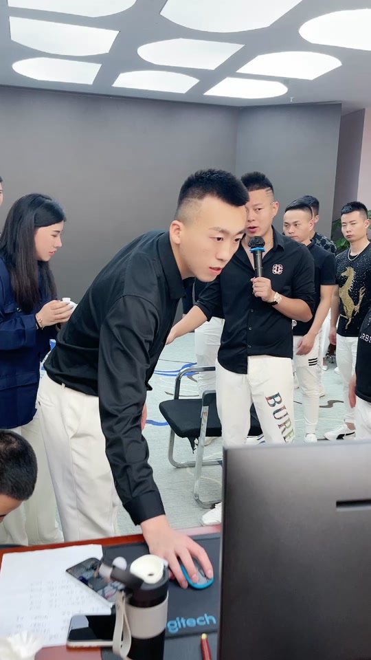 恭喜阿冷@胜仔(8月13日8点13分宠粉日) @阿冷 (冷面少女) #胜仔团队