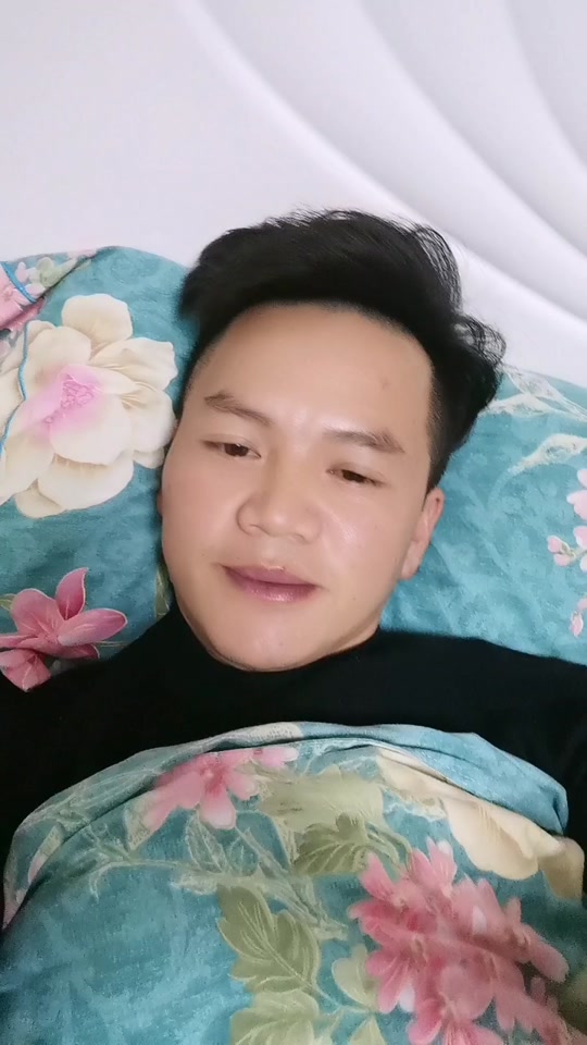大叔躺着自拍表情包女版