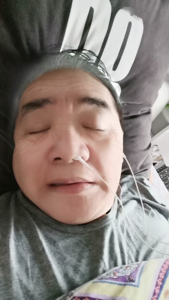 大叔躺着自拍表情包女版