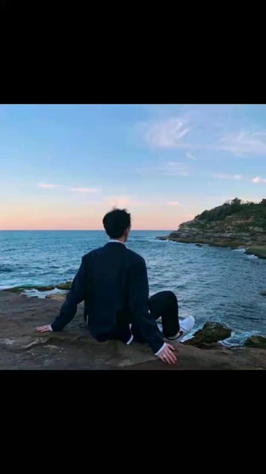 头像海边男生背影_头像海边男生动漫