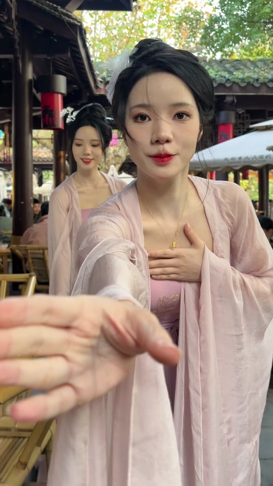 小心头-小意头:谁懂啊 录个舞蹈被教主拉去蹦迪了#alanwalker喊我去