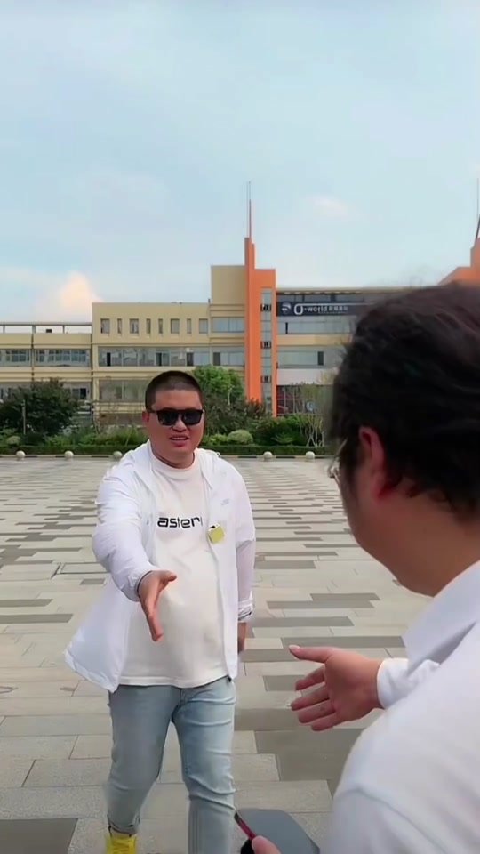 倪海杉去天津亿华买车排面 - 抖音