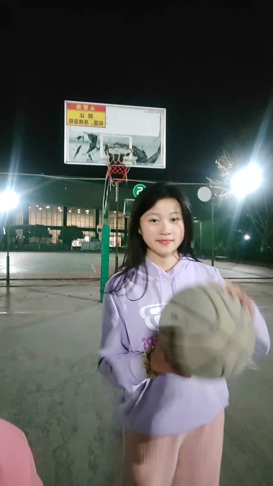 鞠婧祎打篮球 - 抖音