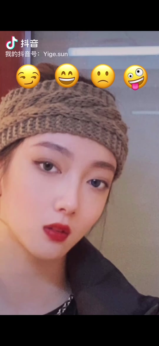 女孩斗鸡眼吐舌头什么意思_斗鸡眼伸舌头表情叫