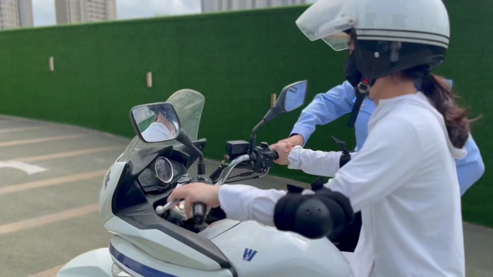 让我们一起见证她们的成长吧~#安全骑行 #交警铁骑小姐姐