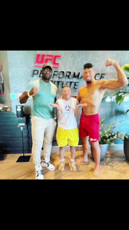 ufc锤子巅峰身材和纳干诺身材对比 - 抖音