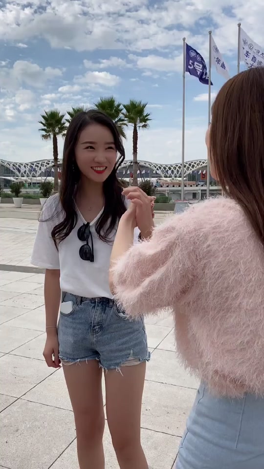 女生主动掰手腕 - 抖音