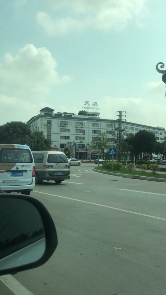 天驭服饰和霞湖世家谁厉害