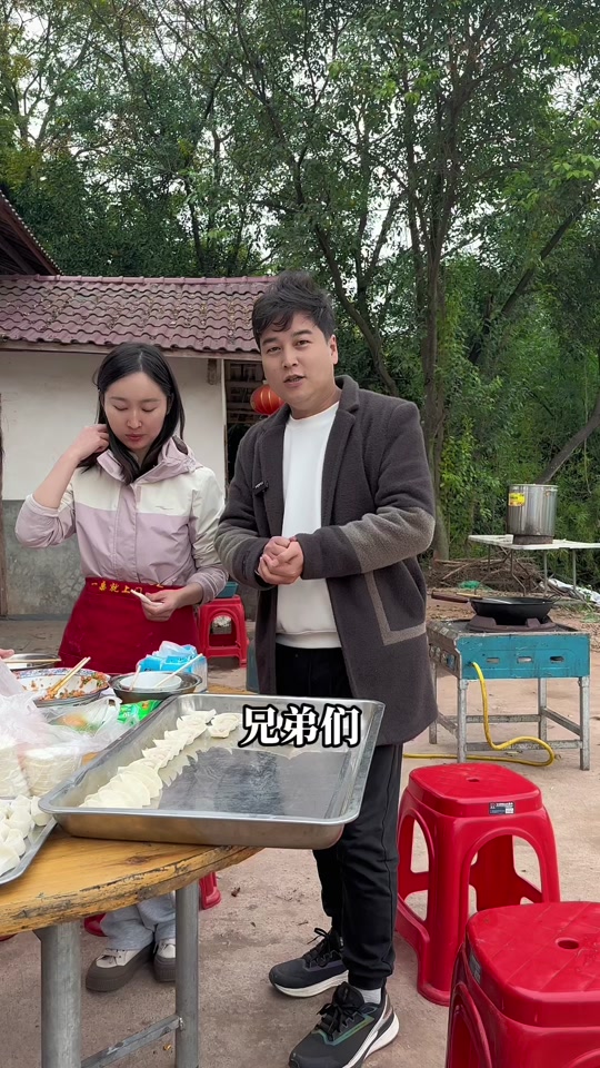 相亲团阿军:月月在包饺子等你们,#农村相亲纪实 #千里姻缘一线牵 #第