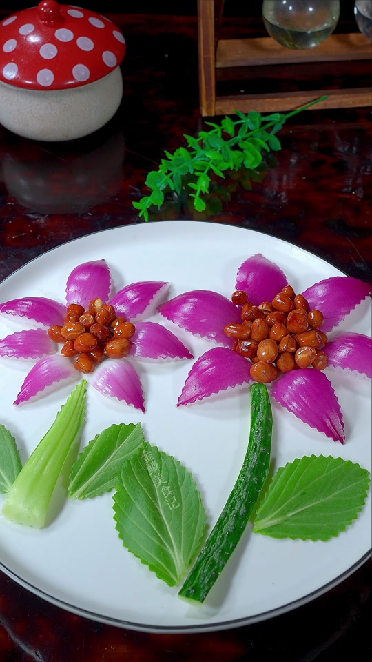 金鳞美食记:如何把花生米做成一朵花#花生米#洋葱 #摆盘