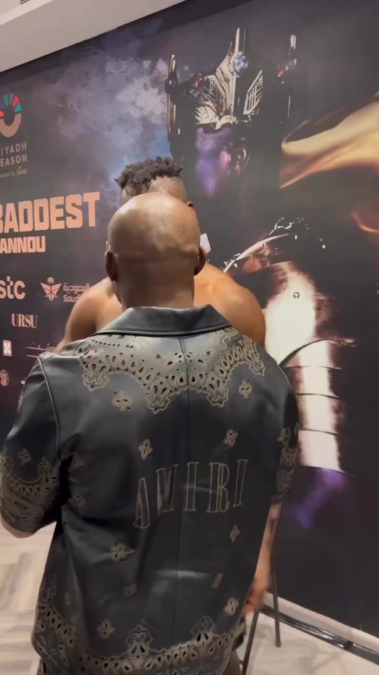 ufc锤子巅峰身材和纳干诺身材对比 - 抖音