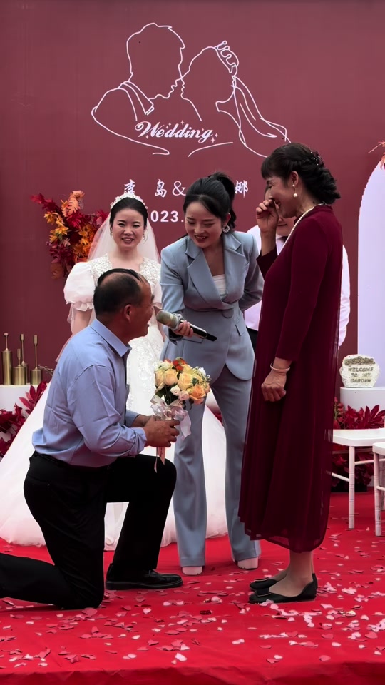 摄影师单膝跪地拍照