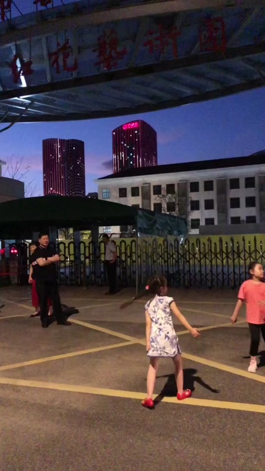 南京小红花艺术小学每年花费多少 - 抖音
