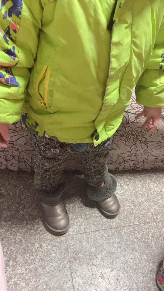 主持人拉小孩裤子