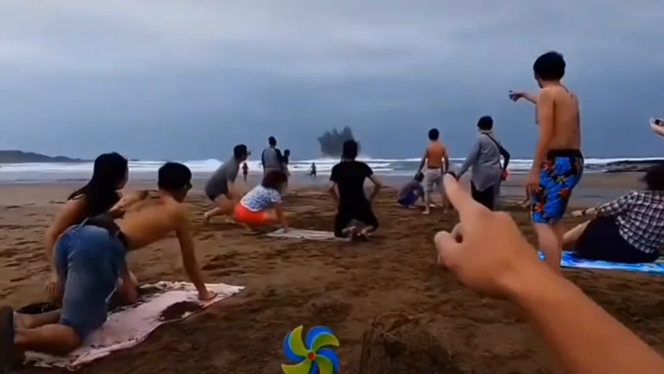 海滩救生员_黑猴子海滩救生员游戏_黑猴子海上救生员训练 - 抖音