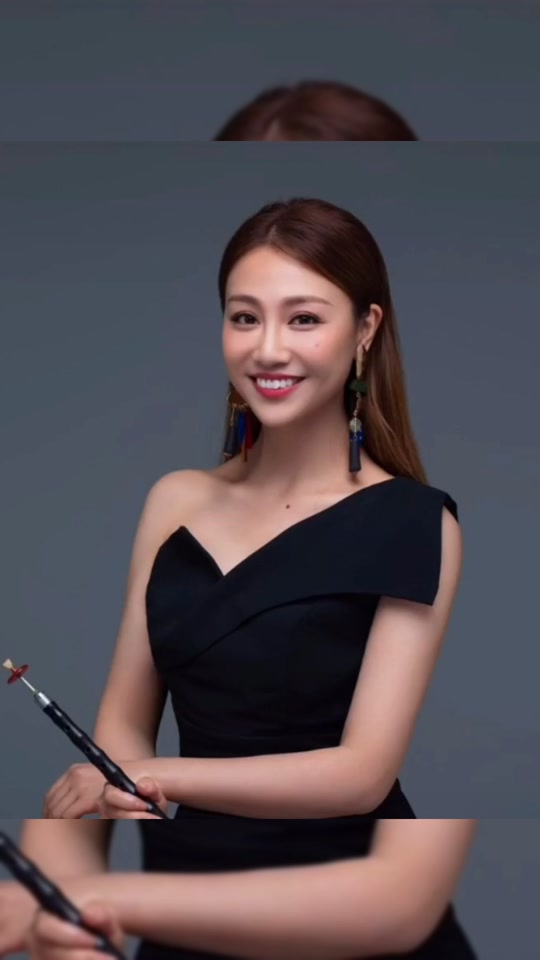 二泉吟d调唢呐伴奏_美女唢呐演奏二泉吟
