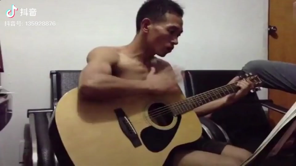 临沂大叔光膀子唱为了谁 - 抖音