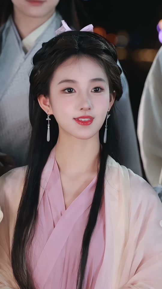 王语嫣提裙子上楼梯端庄大气