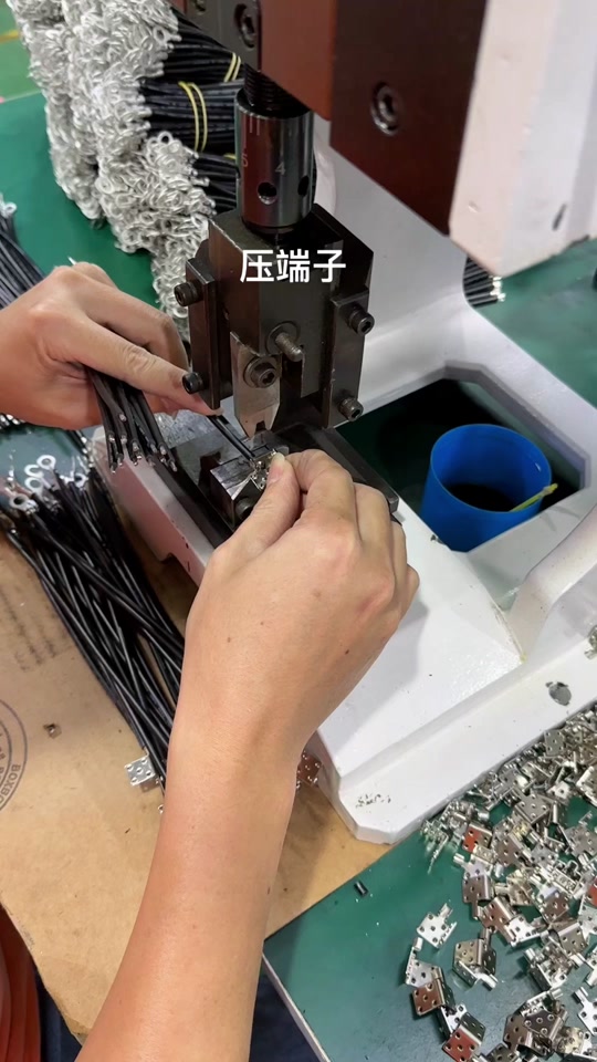 端子线束:#端子线加工 #线束加工 #手工活 #做手工我是认真的 压端子