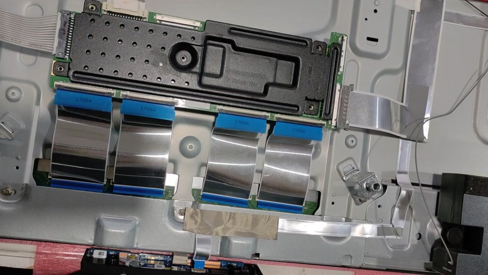 小米液晶电视后盖拆卸方法