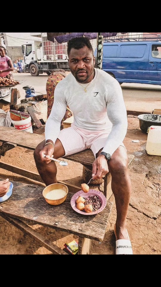 ufc锤子巅峰身材和纳干诺身材对比 - 抖音