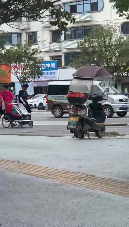 康雅雅和钢枪小霸王徒步