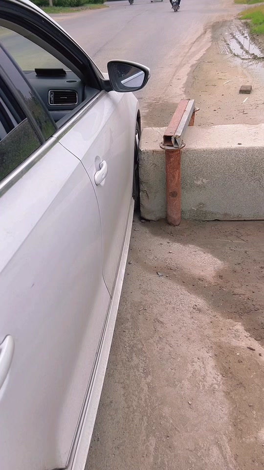 遇到限宽水泥墩怎么过