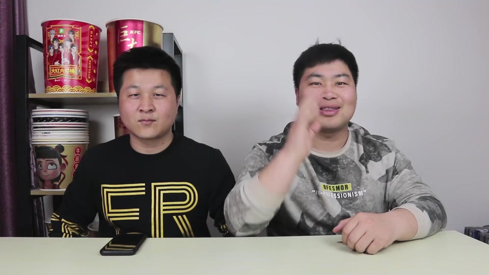 洋仔和大飞在家吃烧烤