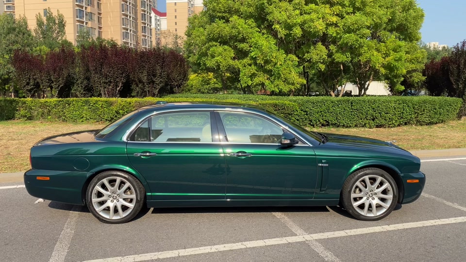 捷豹老爷车墨绿xj6