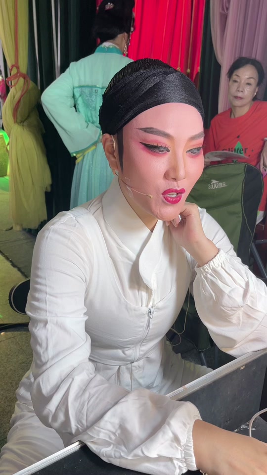 越剧演员缪新斌被砸矿泉水瓶 - 抖音