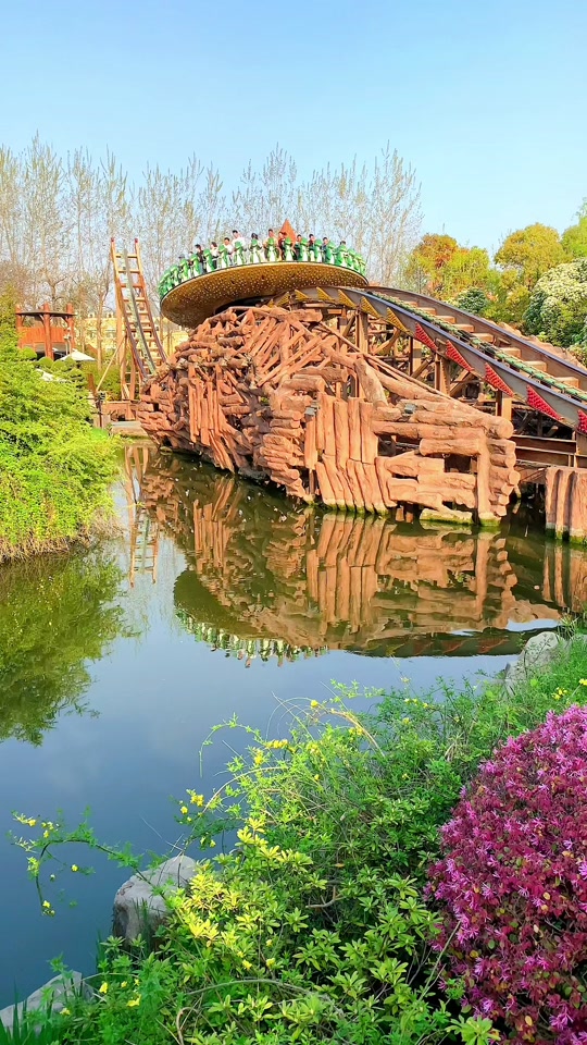 恐龙园其中的一个游乐设施:雷龙过山车