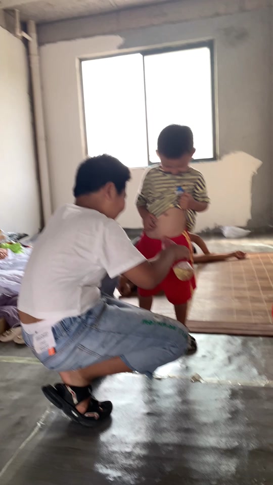 男孩用瓶子解决小便