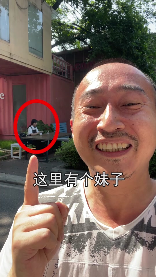 钟小棵摄影里面的女生是谁