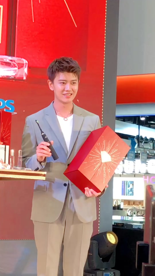 任嘉伦整了牙整个人都帅了 - 抖音