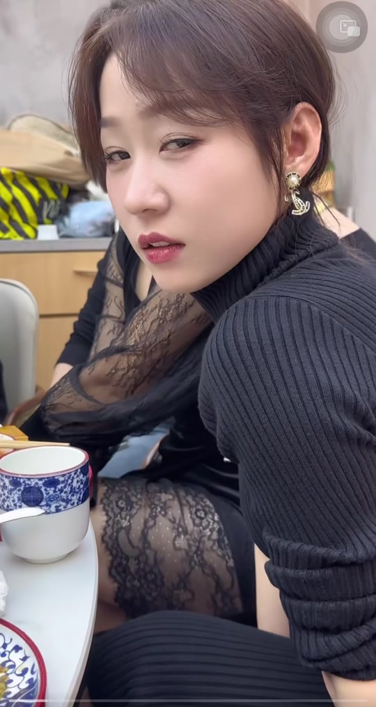 美女咬唇眼神迷离
