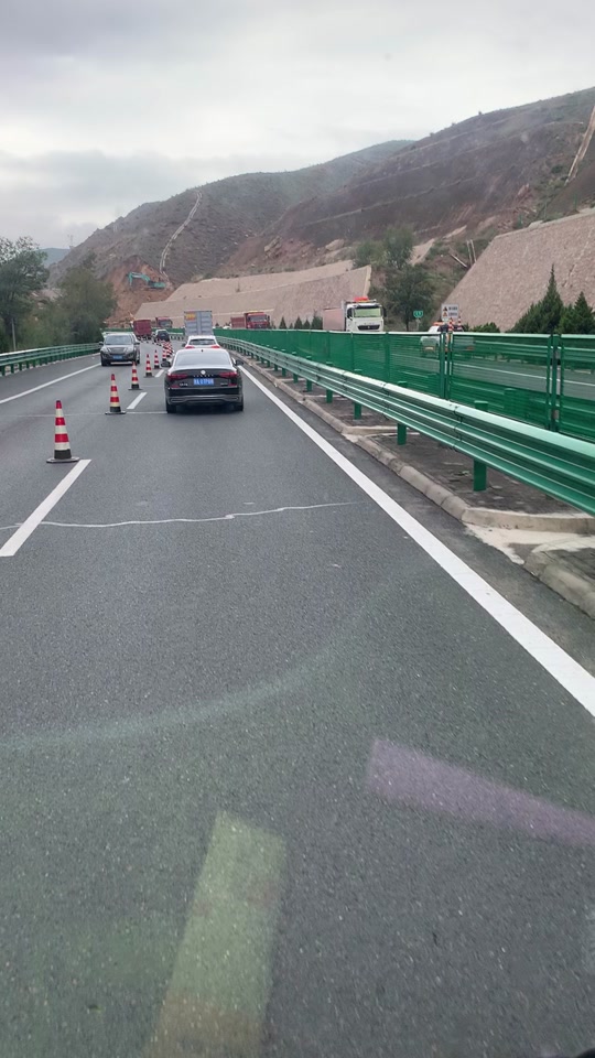 g75兰海高速兰临段下行线k25处(井坪收费站向北约11公里),往兰州方向