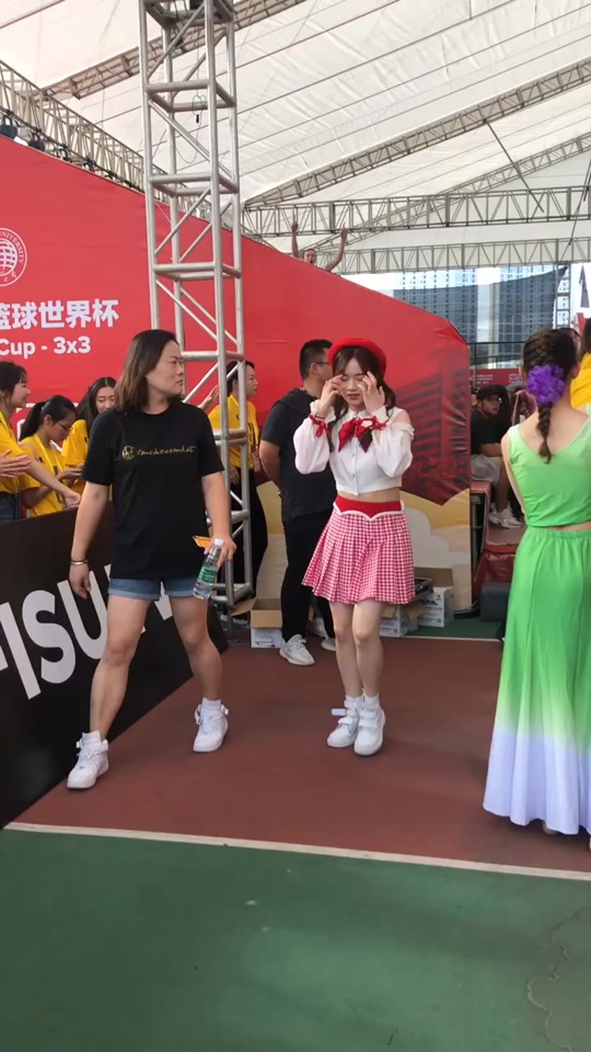 鞠婧祎打篮球 - 抖音