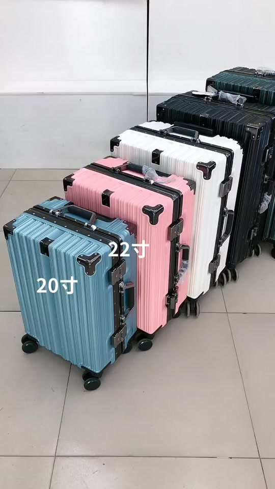 环宇化妆箱24寸和22寸行李箱对比 - 抖音