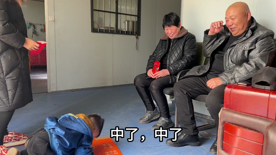 步琳萌带张龙到大哥家拜年