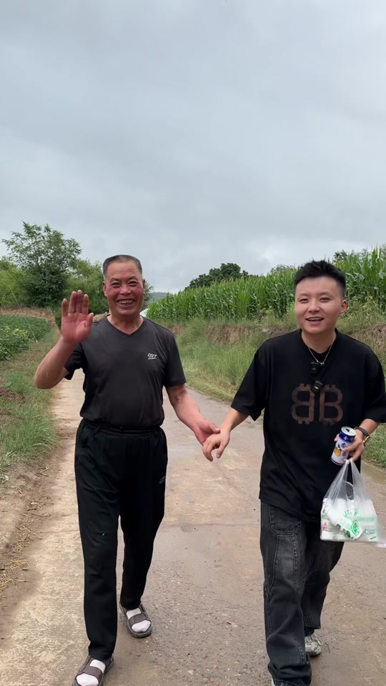 变形计杨奥和小卖部老板