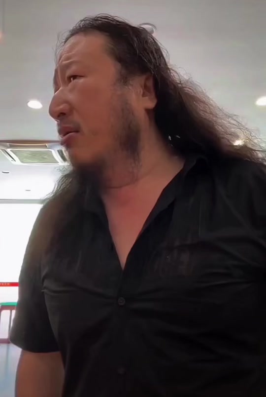 毛子哥,吃杂酱面老板居然不给酱,真笑了#原谅我不厚道的笑了 #看一遍