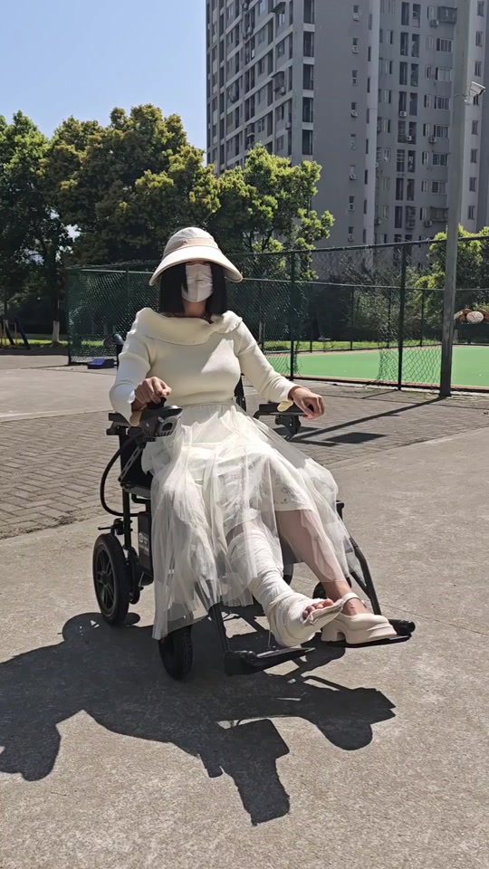 小姐姐腿骨折打石膏坐轮椅断了