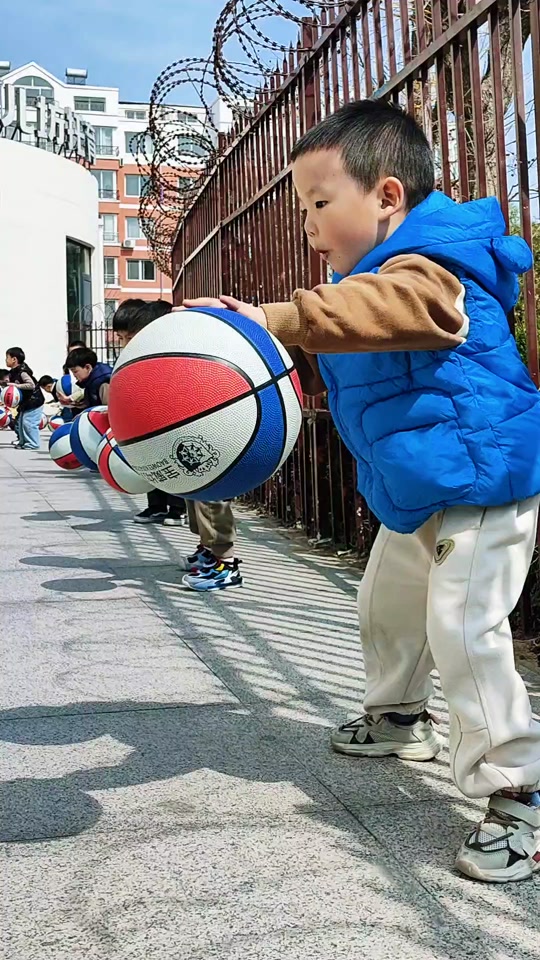 双手拍球花样动作