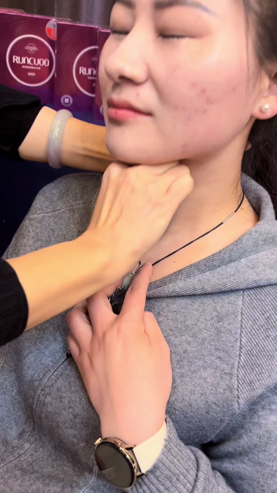 美女新年揪痧_美女揪痧完整